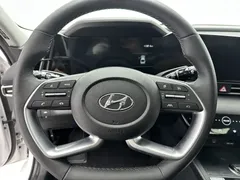 2022 Hyundai Elantra 1.5L CVT LUX Premium, белый — фото 17