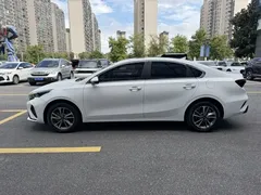2023 Kia Cerato 1.5L CVT Luxury, белый — фото 3
