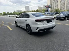 2023 Kia Cerato 1.5L CVT Luxury, белый — фото 5