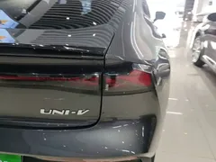 2022 Changan UNI-V 1.5T Premium — фото 24