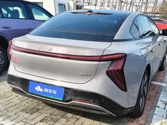 2025 Hongqi EH7 640 4WD — фото 3