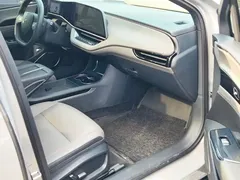 2025 Hongqi EH7 640 4WD — фото 8