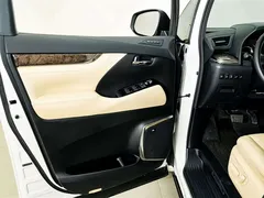 2021 Toyota Alphard Hybrid 2.5L Premium, белый — фото 17