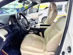 2021 Toyota Sienna 2.5L Hybrid Premium, белый — фото 7