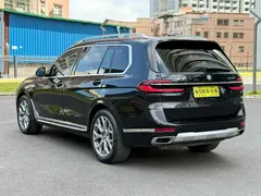 2023 BMW X7 xDrive40i Luxury Package, чёрный — фото 7