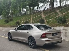 2023 Volvo S60 B4 Luxury — фото 13