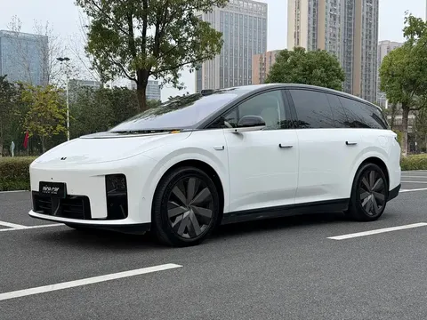 2025 Li Auto i8 Standard