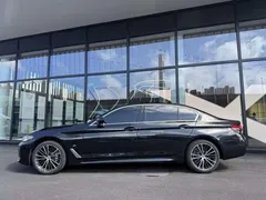 2023 BMW 5 Series 530Li Leading M Sport Package, чёрный — фото 5