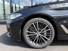 2023 BMW 5 Series 530Li Leading M Sport Package, чёрный — фото 6