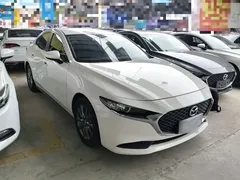 2021 Mazda 3 1.5L AT, белый — фото 4