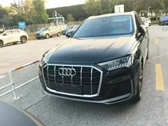 2023 Audi Q7 55 TFSI quattro S line Sport, чёрный — фото 1