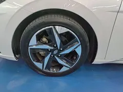 2021 Hyundai Elantra 240TGDi DCT LUX Premium, белый — фото 23