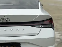 2022 Hyundai Elantra 1.5L CVT LUX Premium, белый — фото 7