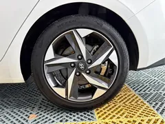 2022 Hyundai Elantra 1.5L CVT LUX Premium, белый — фото 8