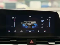2022 Hyundai Elantra 1.5L CVT LUX Premium, белый — фото 12