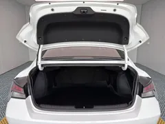 2022 Hyundai Elantra 1.5L CVT LUX Premium, белый — фото 18