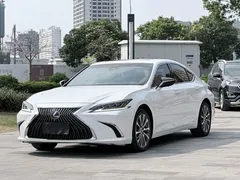 2020 Lexus ES 300h Premium, белый — фото 1