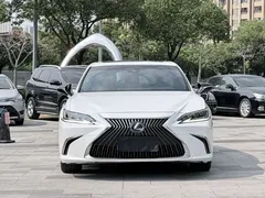 2020 Lexus ES 300h Premium, белый — фото 2
