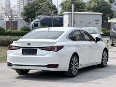 2020 Lexus ES 300h Premium, белый — фото 3