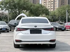 2020 Lexus ES 300h Premium, белый — фото 4