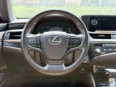 2020 Lexus ES 300h Premium, белый — фото 10
