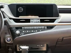 2020 Lexus ES 300h Premium, белый — фото 13