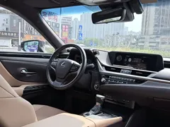 2020 Lexus ES 300h Premium, белый — фото 16
