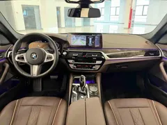 2021 BMW 5 Series 525Li M Sport Package, чёрный — фото 10