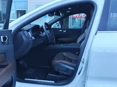 2021 Volvo XC60 4WD Luxury, белый — фото 4