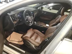 2023 Volvo XC60 T8 PHEV Long Range 4WD Luxury, белый — фото 15