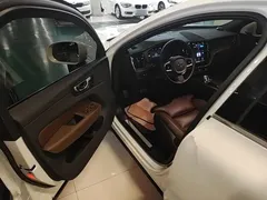2023 Volvo XC60 T8 PHEV Long Range 4WD Luxury, белый — фото 16