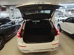 2023 Volvo XC60 T8 PHEV Long Range 4WD Luxury, белый — фото 19