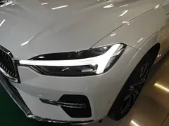 2023 Volvo XC60 T8 PHEV Long Range 4WD Luxury, белый — фото 24
