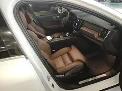 2023 Volvo XC60 T8 PHEV Long Range 4WD Luxury, белый — фото 25
