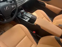 2021 Lexus ES 300h Hybrid Premium — фото 3