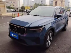 2024 Volvo XC40 Luxury, синий — фото 1