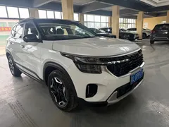 2023 Kia Seltos 1.5L CVT Premium, белый — фото 2