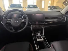 2023 Kia Seltos 1.5L CVT Premium, белый — фото 11