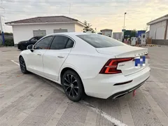 2022 Volvo S60 B4 Luxury, белый — фото 4