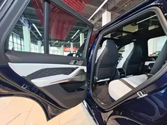 2022 BMW X5 M, синий — фото 44
