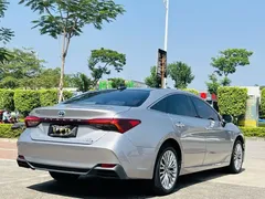 2019 Toyota Avalon Hybrid 2.5L XLE Premium — фото 6