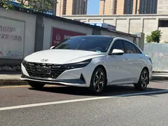 2022 Hyundai Elantra 1.5L CVT LUX Premium, белый — фото 1