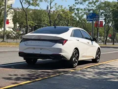 2022 Hyundai Elantra 1.5L CVT LUX Premium, белый — фото 4