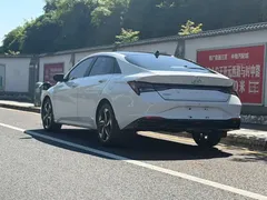 2022 Hyundai Elantra 1.5L CVT LUX Premium, белый — фото 6