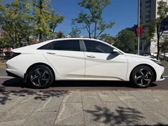 2022 Hyundai Elantra 1.5L CVT LUX Premium, белый — фото 8