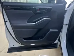 2023 Toyota Highlander 2.5L Hybrid 2WD Elite 7 Seats, белый — фото 8