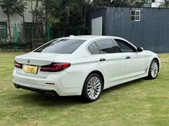 2021 BMW 5 Series 525Li Luxury Package, белый — фото 4