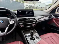 2021 BMW 5 Series 525Li Luxury Package, белый — фото 11
