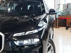 2023 BMW X7 xDrive40i Luxury Package, чёрный — фото 11