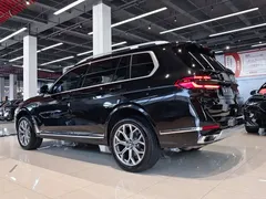 2023 BMW X7 xDrive40i Luxury Package, чёрный — фото 13